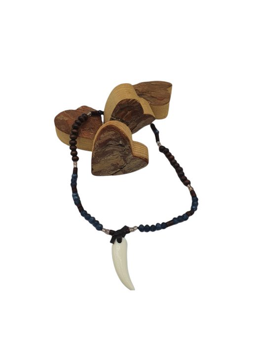 Collar colmillo, madera y cristal azul marino irisado